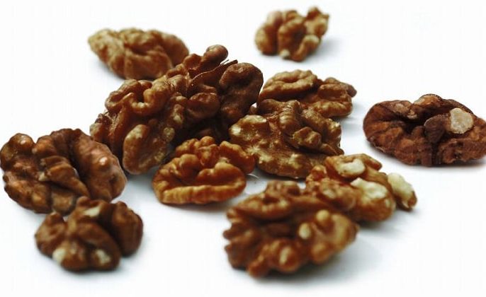 چرا مغز گردو تیره میشود